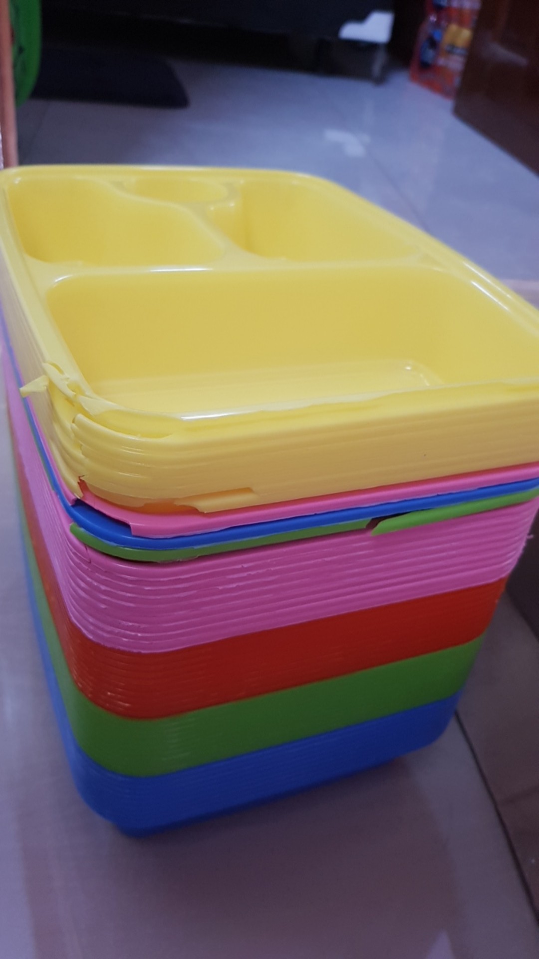 Kotak Makan Plastik Sekat 3+1 Warna Warni Dgn Tutup/ Box Bento Sekat