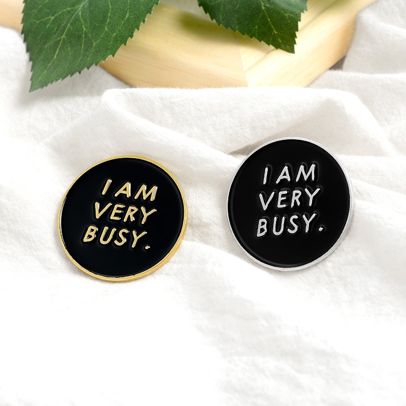 Bros Pin Enamel Desain I AM VERY BUSY Bentuk Bulat Warna Hitam Untuk Hadiah