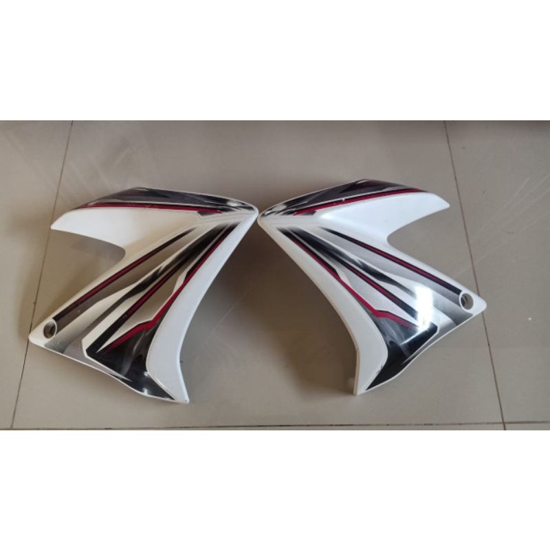 Shroud kuping sayap tangki Yamaha Vixion old putih original