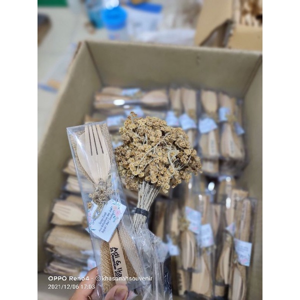 souvenir sendok garpu kayu rustic sablon kemas goni bunga dan mika