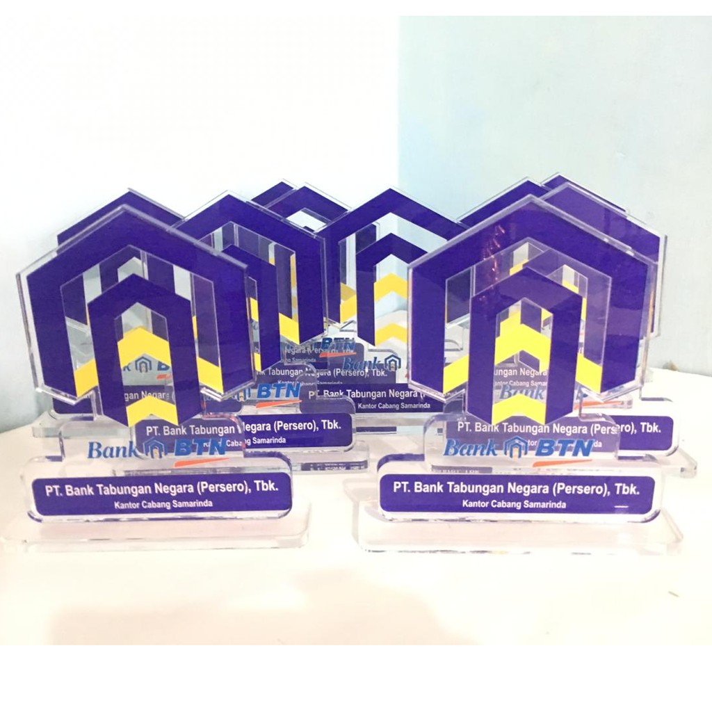 

Spuvenir / Piala Costum (Ketebalan Akrilik 8 mm) Proses Cepat
