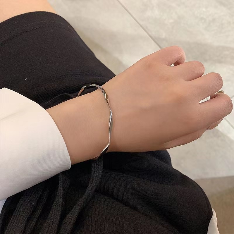 Gelang Tangan Terbuka Adjustable Motif Geometri Gelombang Untuk Wanita