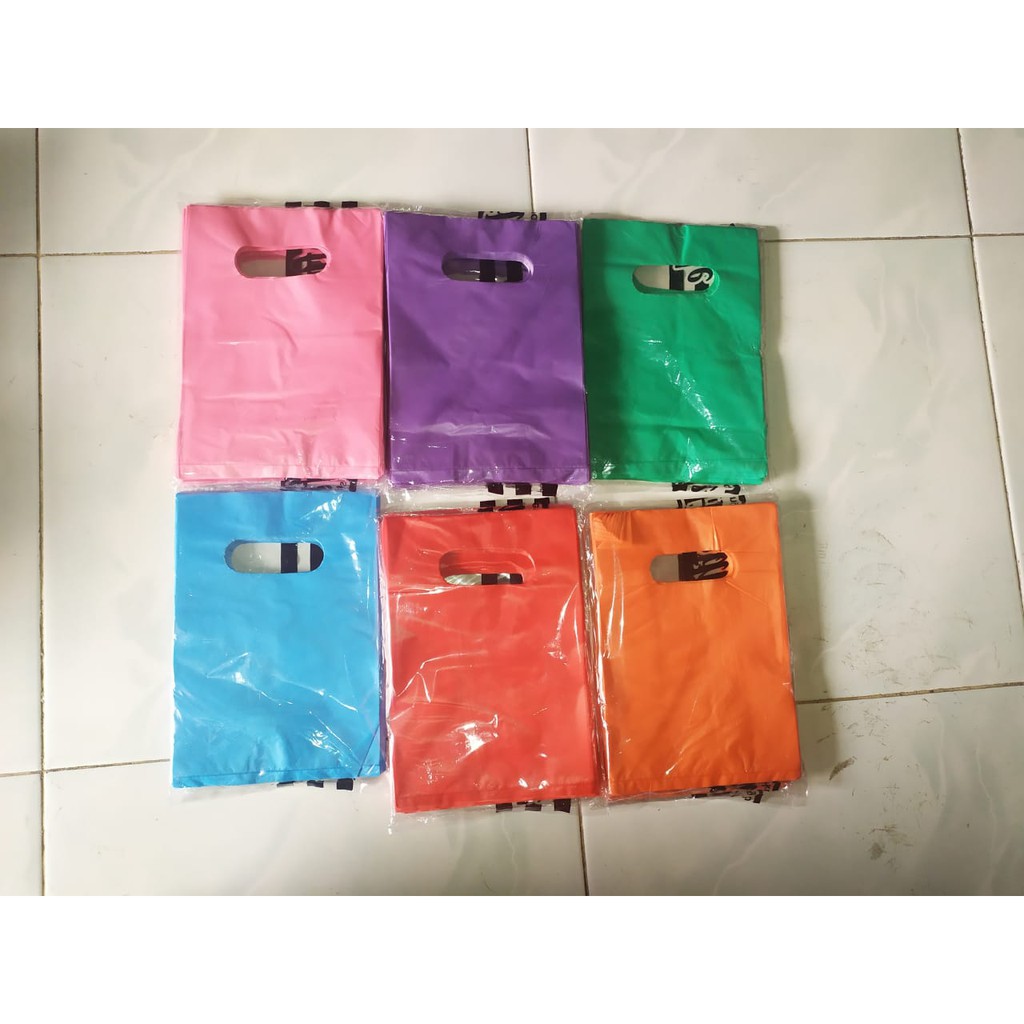 Kantong plastik warna warni ukuran 15 x 22