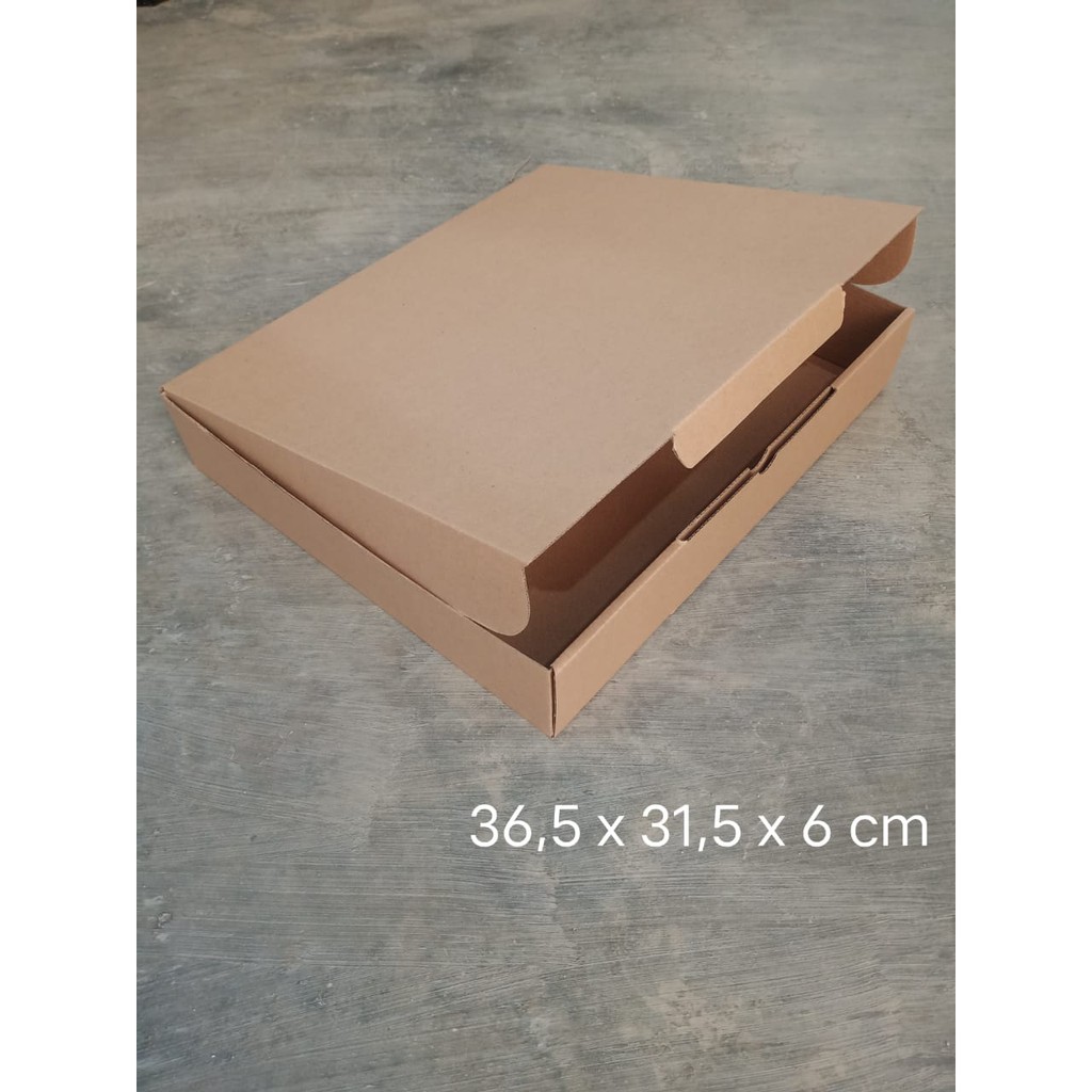 

Kardus 36,5 x 31,5 x 6 cm -- Die Cut