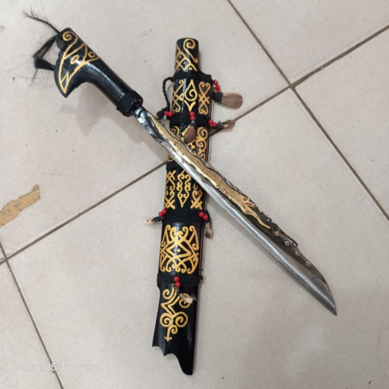 HOBI KOLEKSI MANDAU DAYAK ASLI KALIMANTAN. MANDAU DAYAK MINI HIASAN DINDING