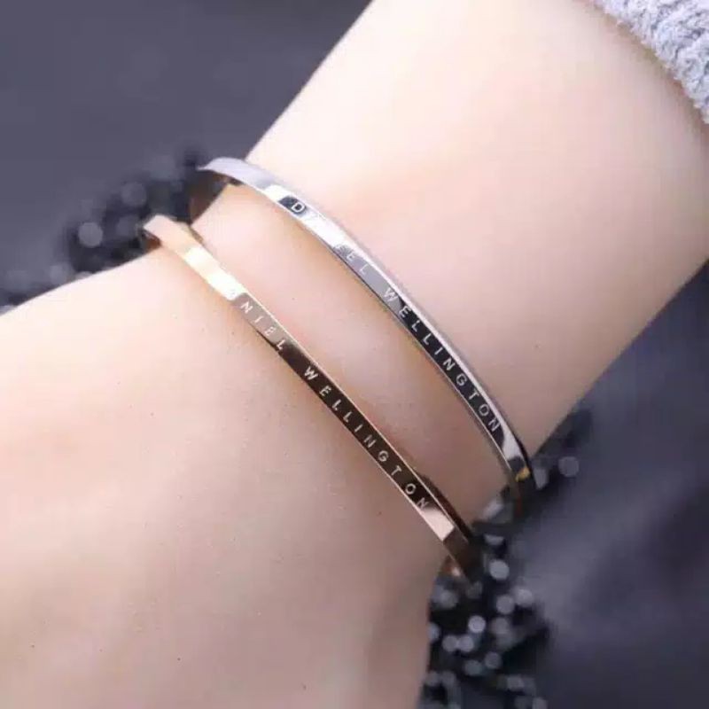 [BAYAR DITEMPAT] GELANG WANITA D W BISA BUAT KADO+ REQUEST KARTU UCAPAN