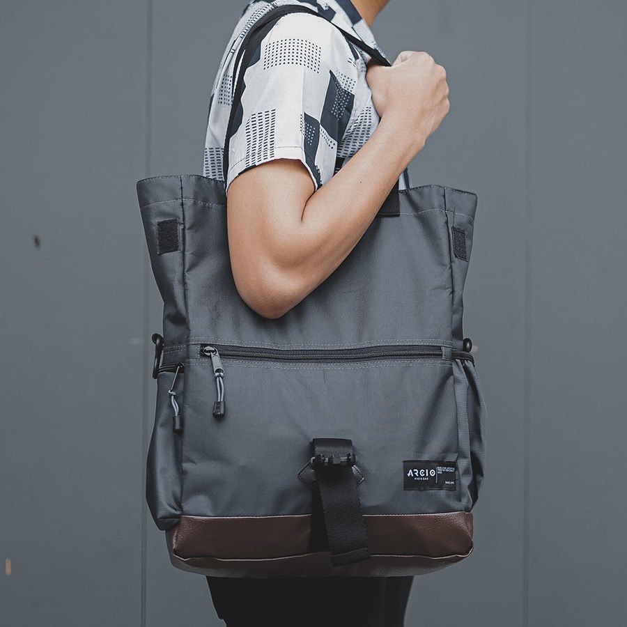 KANO GREY ORIGINAL x ARCIO Tas Selempang Abu-Abu Casual Pria Daily Messenger Bag Tas Slempang Bahu Multifungsi Slingbag Kuliah Kerja Sling Bag Kampus Sekolah SMA SMK Shoulderbag Remaja Dewasa Shoulder Bag Distro Premium Keren Terbaru Kekinian Branded