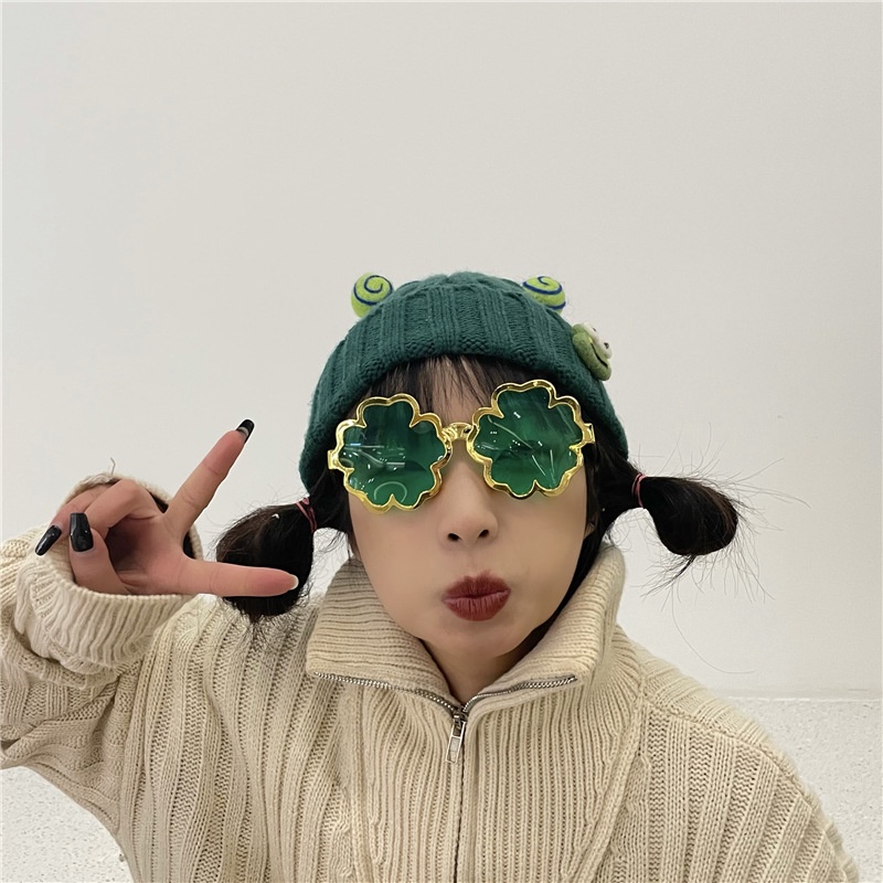 Kacamata Hitam Desain Alien Warna Hijau Untuk Pasangan