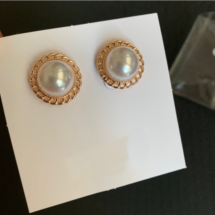 Anting Klip Lapis Emas Bentuk Bunga Aksen Mutiara Gaya Vintage Untuk Wanita