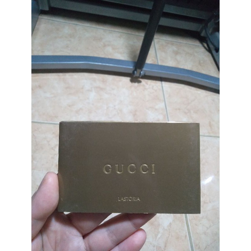 

Sertifikat Tas Gucci buku bahan hardcover tebal