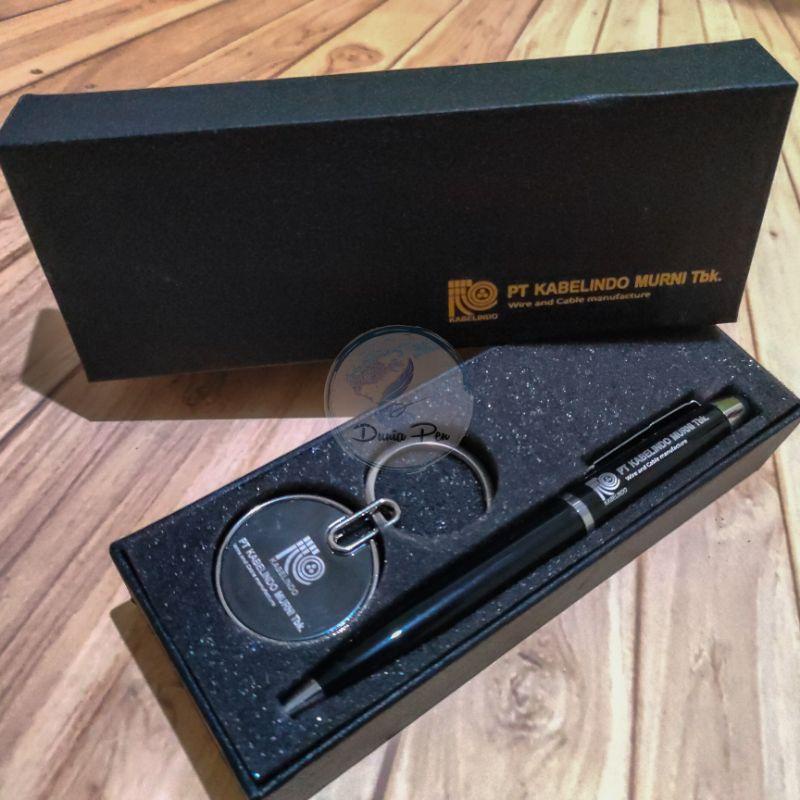 

Giftset Ballpoint & Key Chain Custom, Kado Ultah ,Hampers Acara, Hadiah Anniversary Ekslusif Berkualitas