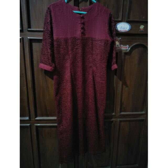 Dress brokat maroon pendek