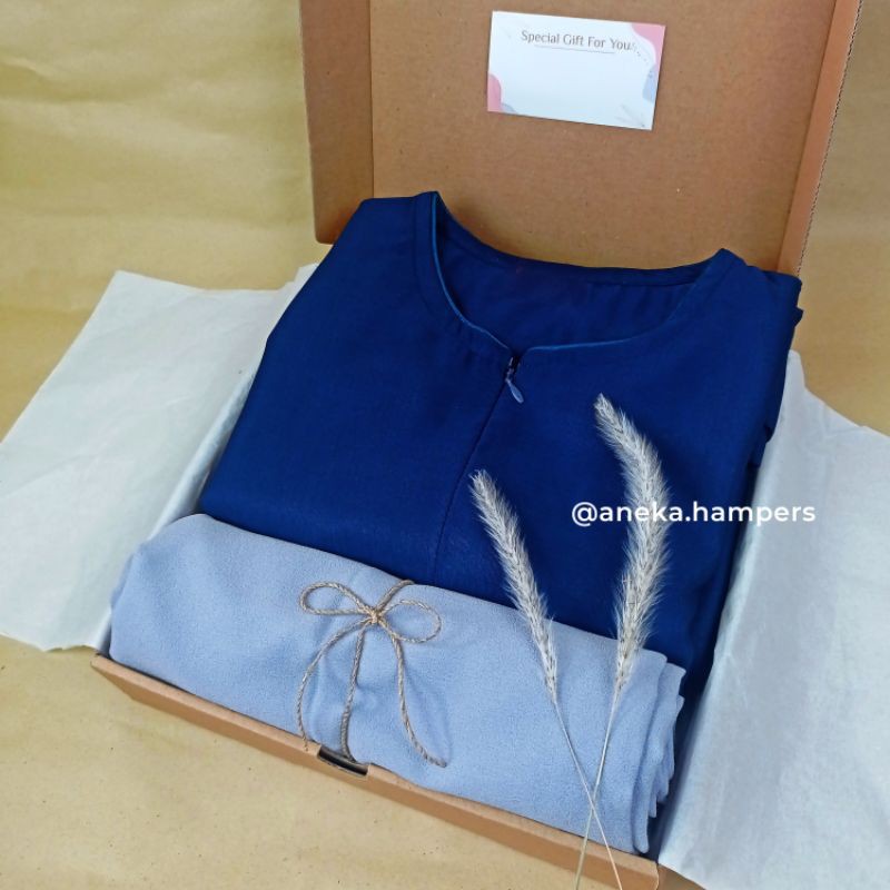 

Box Hampers Kotak Kado Kardus Gift Box Free Greeting Card - Kertas - Pita / Rami