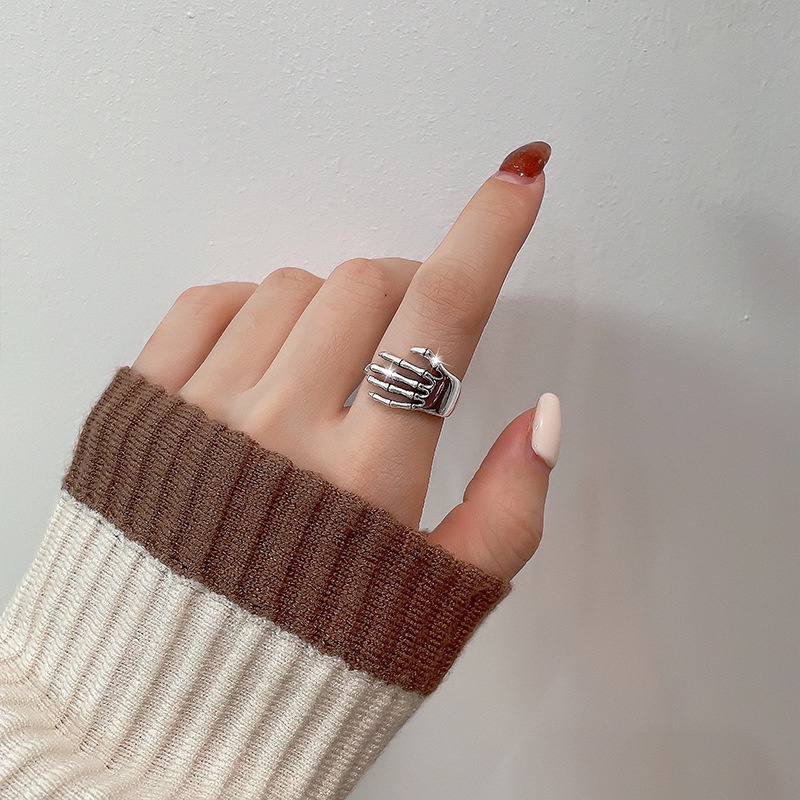 Cincin Desain Kerangka Tangan Warna Silver Gaya Punk Rock Vintage Untuk Wanita