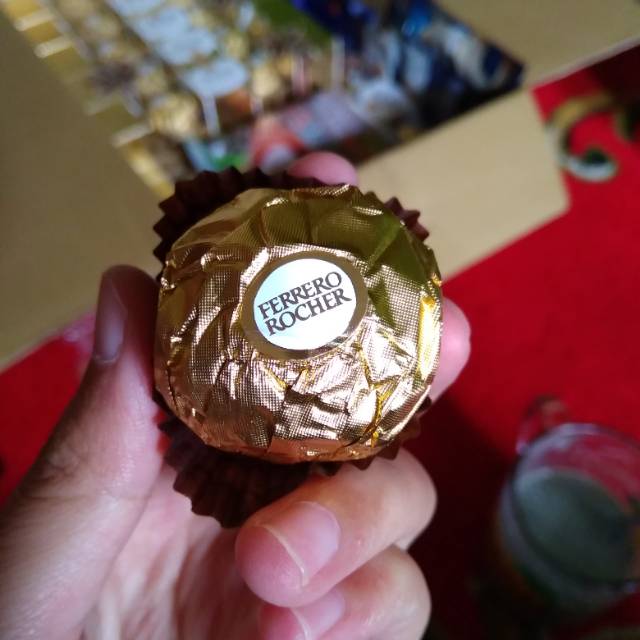 

Ferrero Rocher the golden experience Cokelat premium