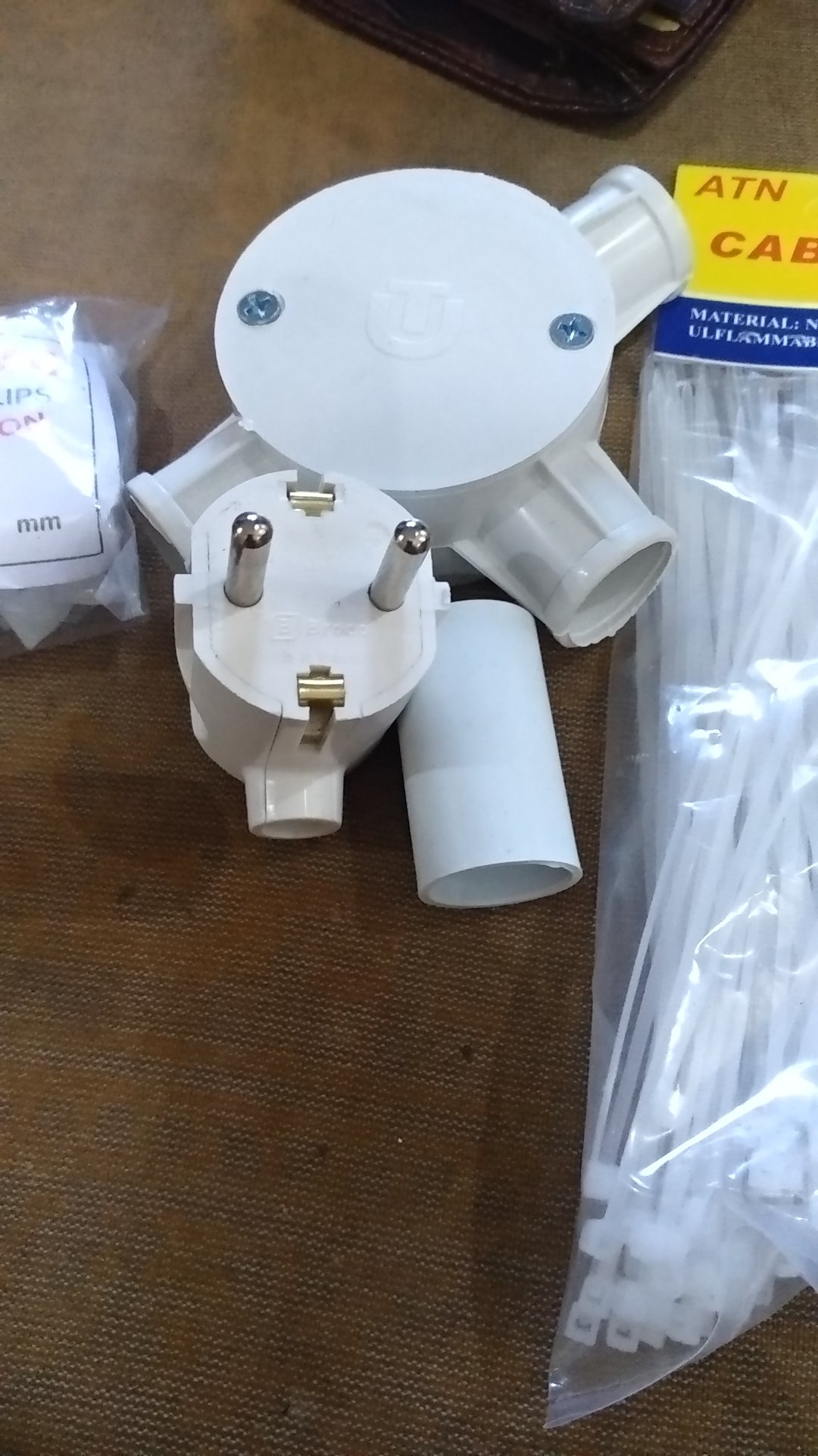 Klem Pipa Conduit 20mm / Klem Pipa Listrik