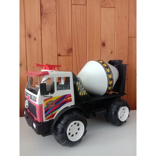 Mainan truk molen besar