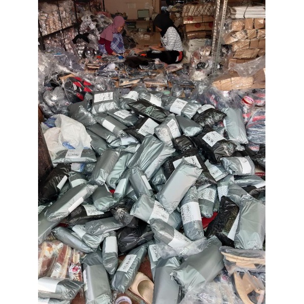 [ Size 36-43 ] Sepatu wakai label vietnam pria dan wanita terlengkap-XTRA Paperbag 2 pcs