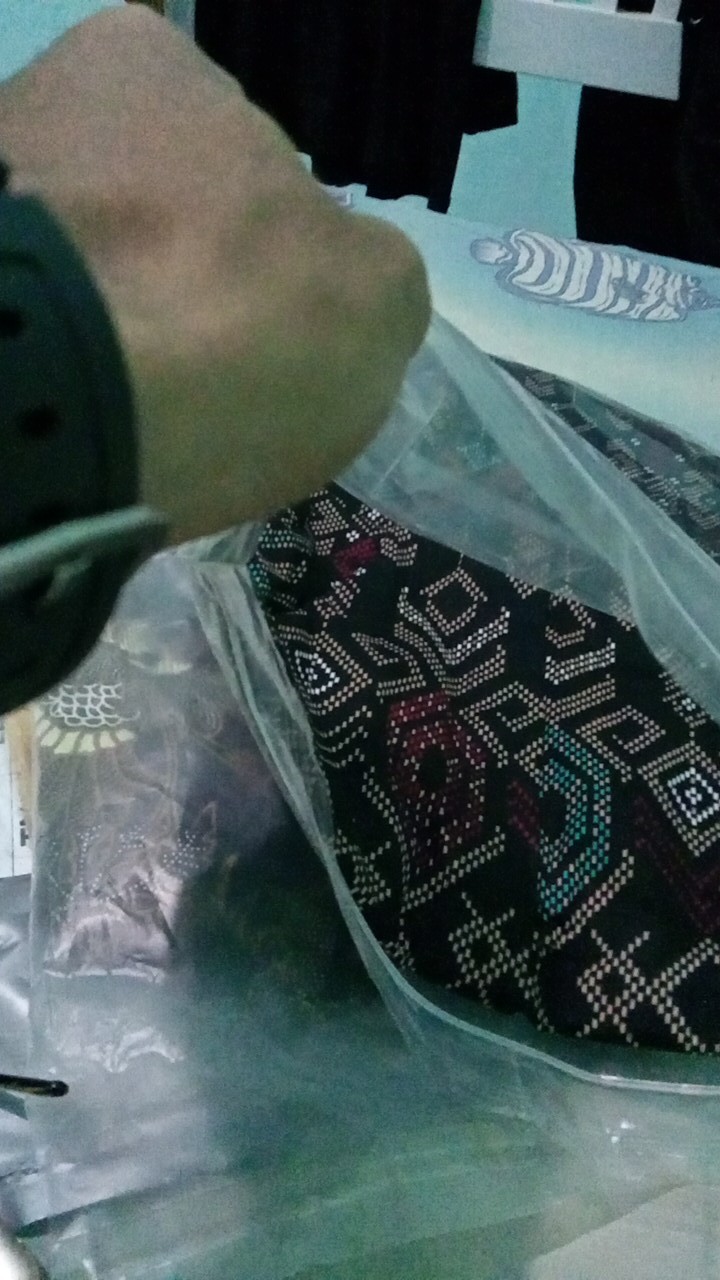 Credomenstore 7752 Kemeja Batik Pria Lengan Panjang Navy Floral