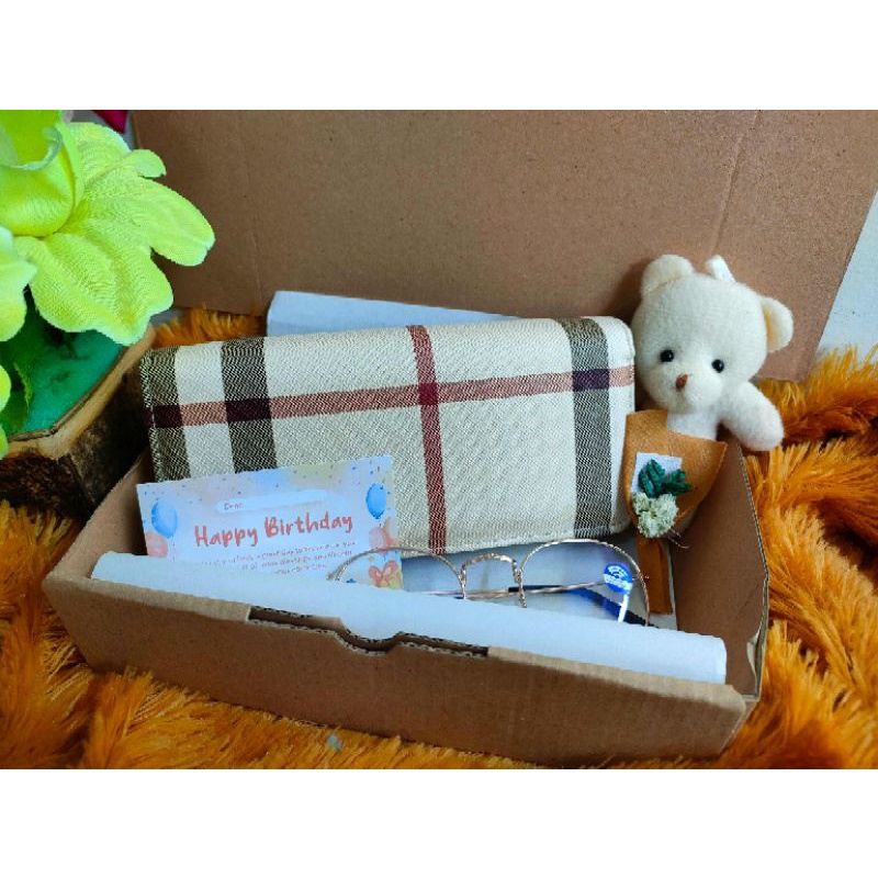 paket hampers kado ulang tahun dompet kipas kacamata murah