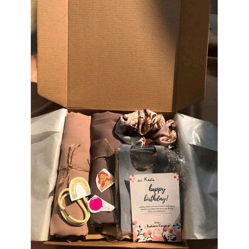 

Hampers / Gift Box Cewek / Kado Ulang tahun / Kado Anniversary