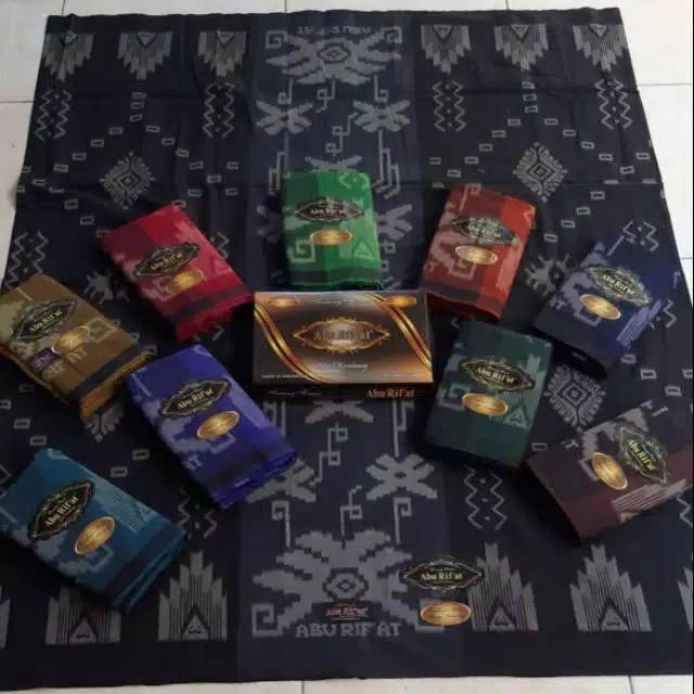 Abu Rifat Sarung Tenun motif kembang