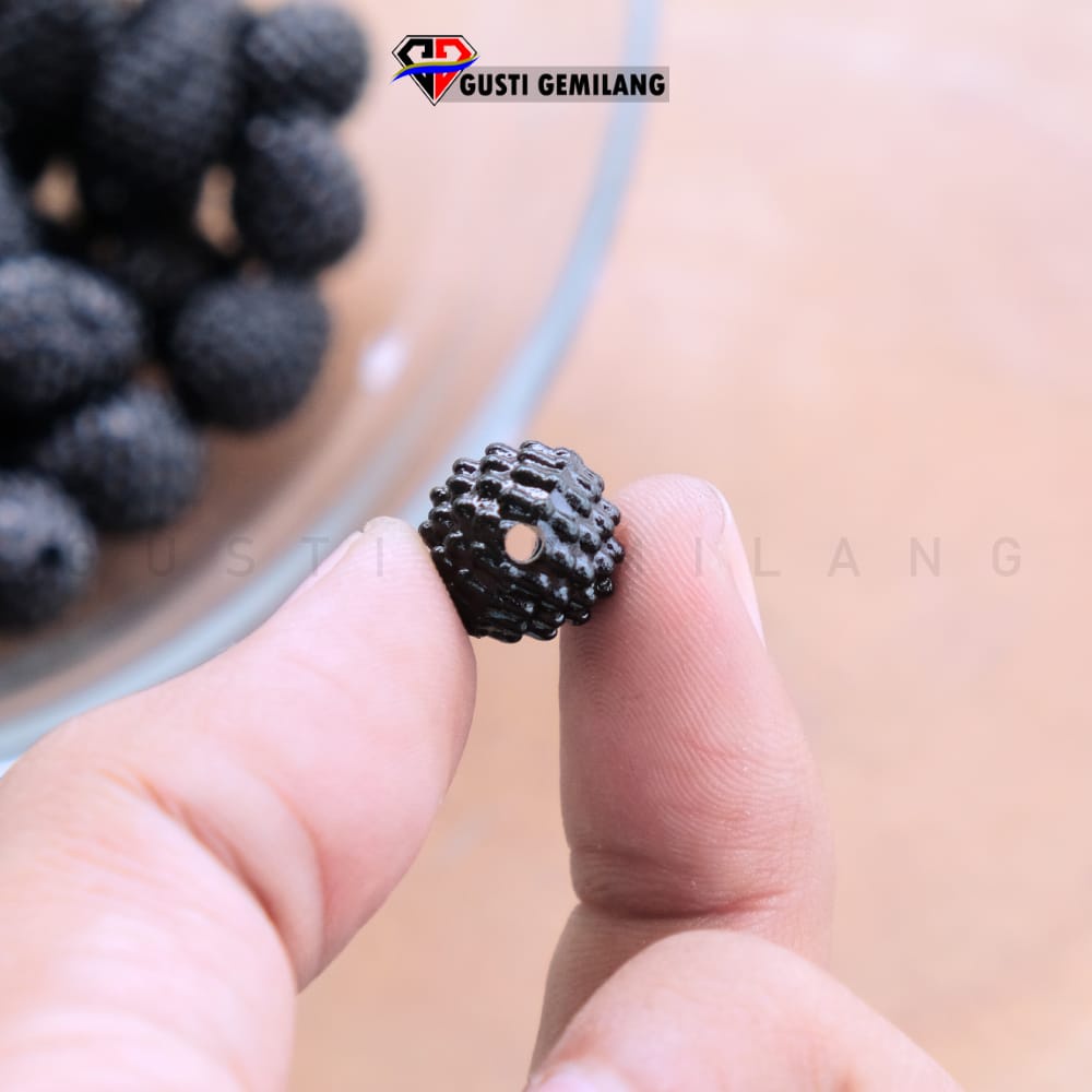 Mote Manik Berry Hitam Oval 10gram