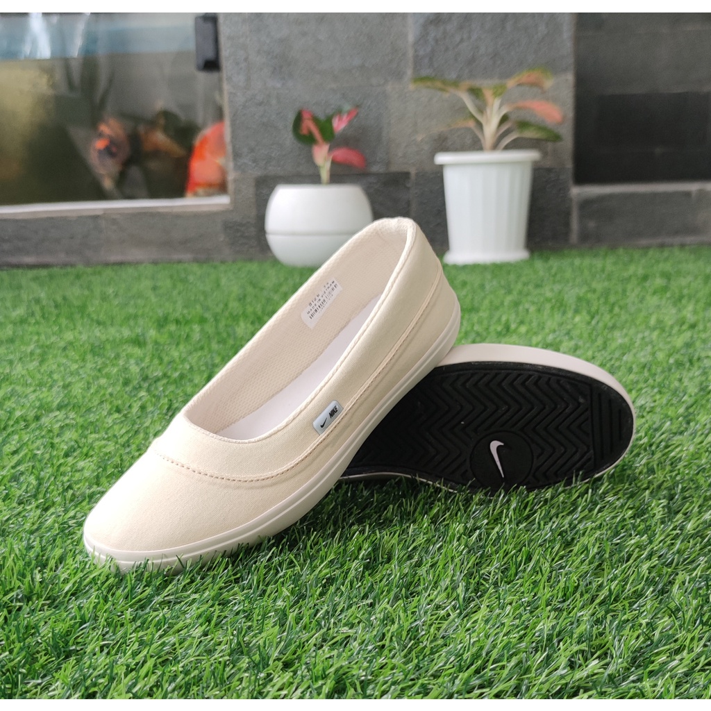 SEPATU WANITA SLIP ON 05 CREAM POLOS/SEPATU KERJA KULIAH SANTAI/SEPATU HIJABERS