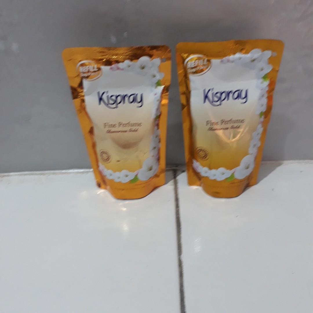 Kispray Pelicin Pakaian Fine Perfume Glamorous Gold 300ml<br />