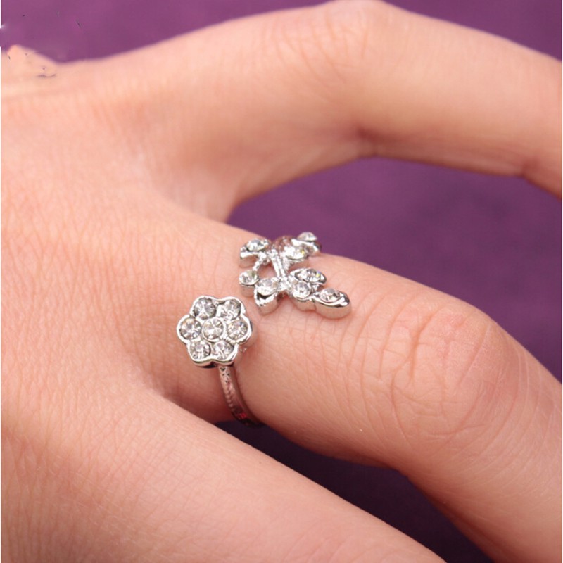 Cincin Korea fashion temperamen berlian memutar daun angan ring pembukaan bunga