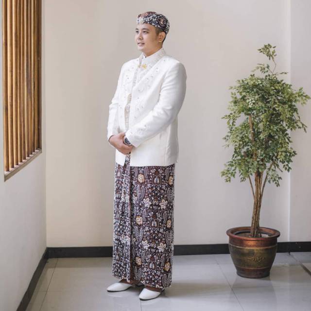 Rok sinjang jarik dan blangkon  bendo