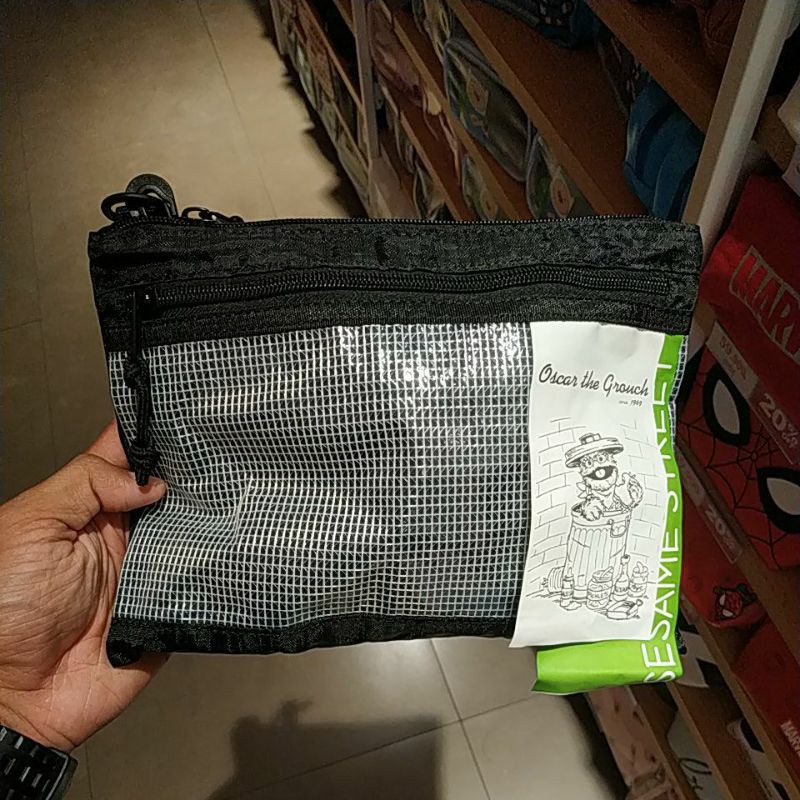 tas selempang pria miniso x sesame street keren