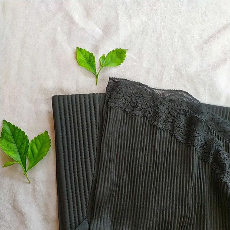 Hijab Kian Plisket Ped Kombinasi Renda Jilbab Instan Cantik Ukuran Sedang Khimar Jersey Terlaris-Hitam