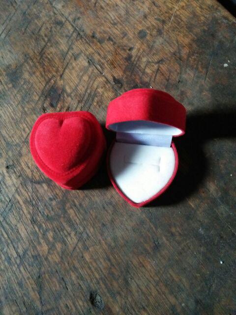 Kotak Cincin Bludru Merah Ring Box Tempat Cincin