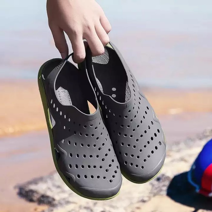 Jual Sepatu  cowok pria karet  mirip crocs  swiftwater wave 