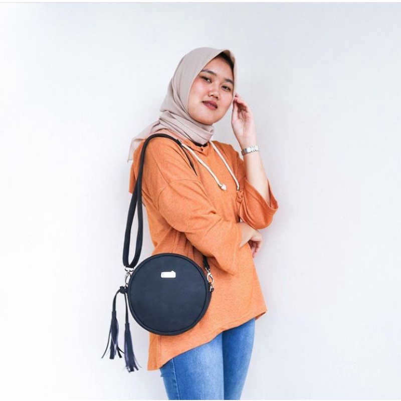 Tas Selempang Annora Premi Hitam Rumah Warna