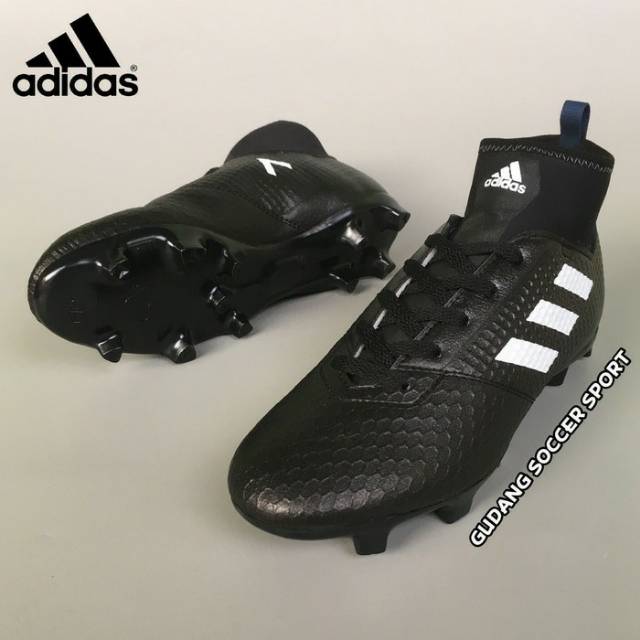 Sepatu bola anak adidas