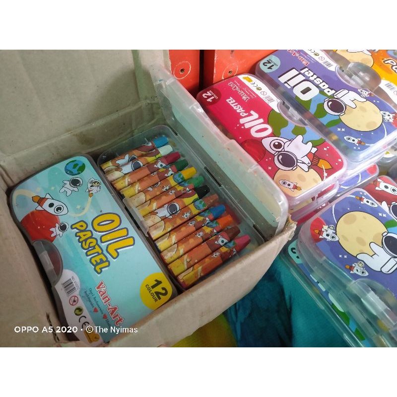

crayon besar isi 12 warna