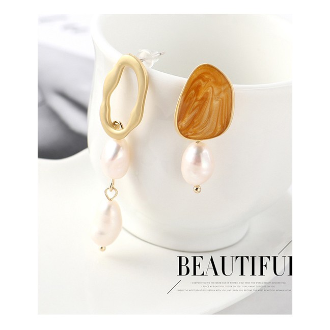 LRC Anting Tusuk Fashion Plated Gold Asymmetric Pearl S925 Silver Needle Earrings Y62801