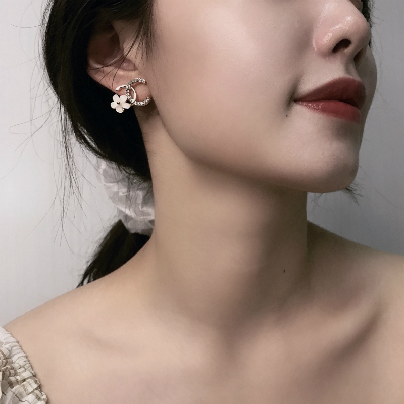 Fashion wanita anting-anting huruf C Perancis temperamen elegan anting-anting bunga aroma kecil