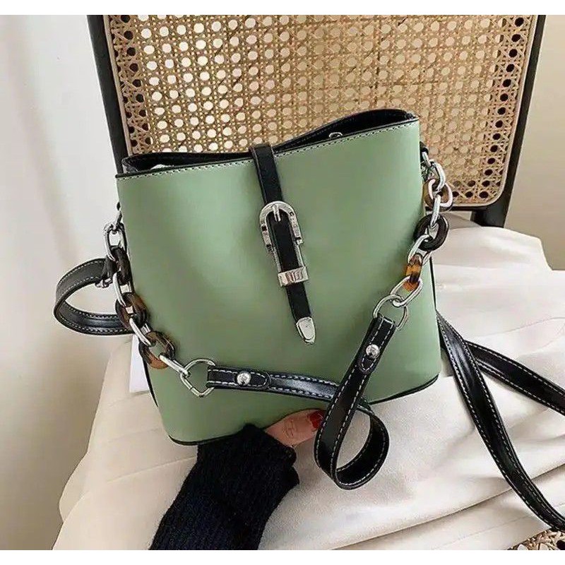 

Kode : ELJ 5071IDR : 130 rbBahan : Kulit Puukuran: 19 x 21 x 11 cm