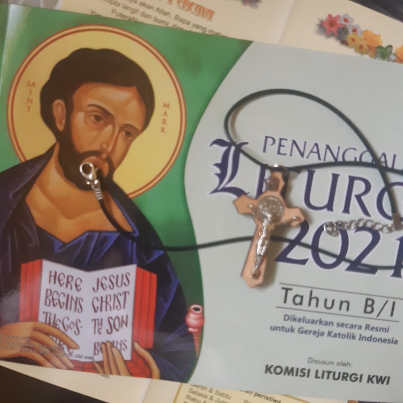 Kalung Salib Benedict Kayu Lancip F30/2-souvenir Rohani