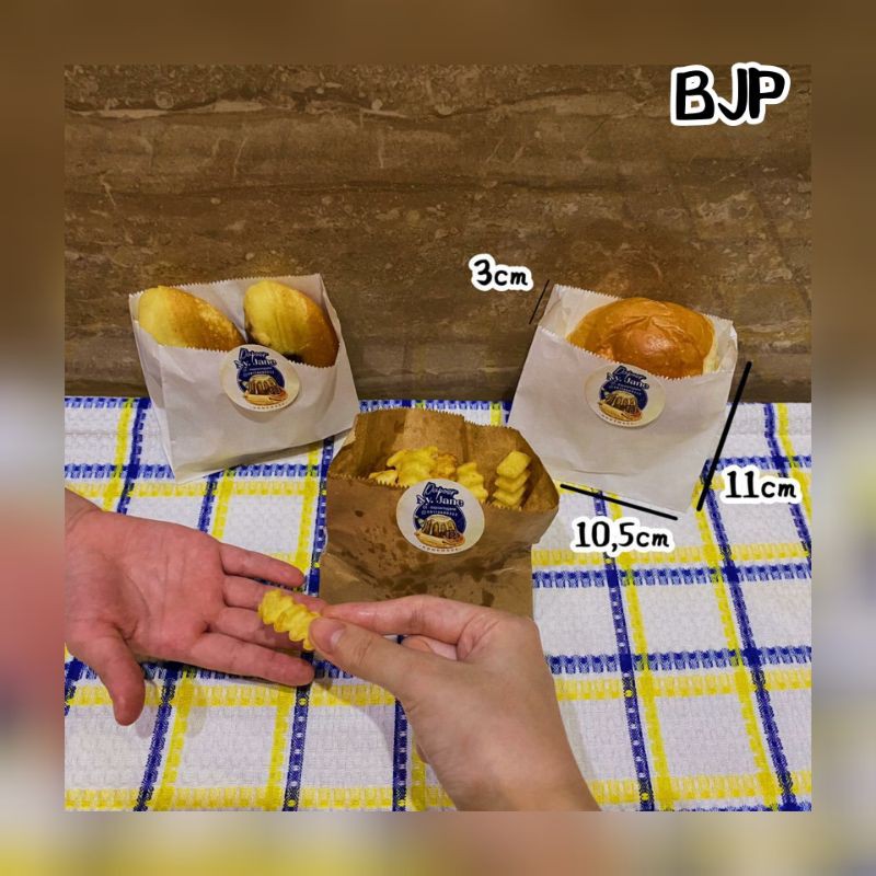 

Paper bag / Kantong kertas size ( S ) - Kantong Roti,Donut,Snack dll. Uk 10.5 x 11 x 3( Gaset ) cm.