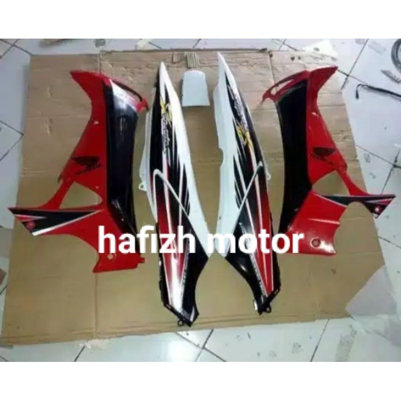 Body plus sayap luar dalam merah putih plus striping Supra x 125 lama