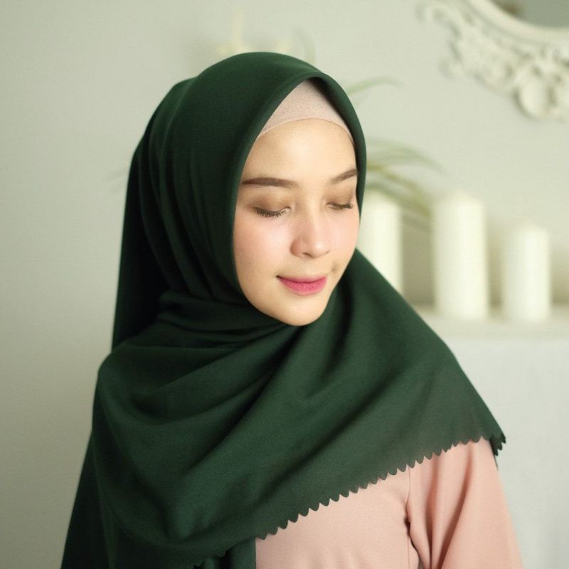 Jilbab segiempat laser cut / Hijab Bella square laser cut pollycotton