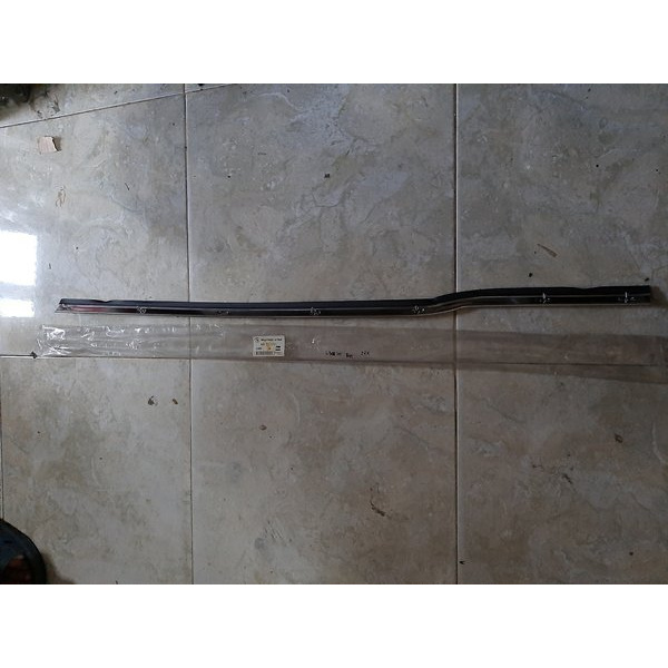 Pelipit kaca pintu depan bagian dalam Mitsubishi L300 Terjangkau