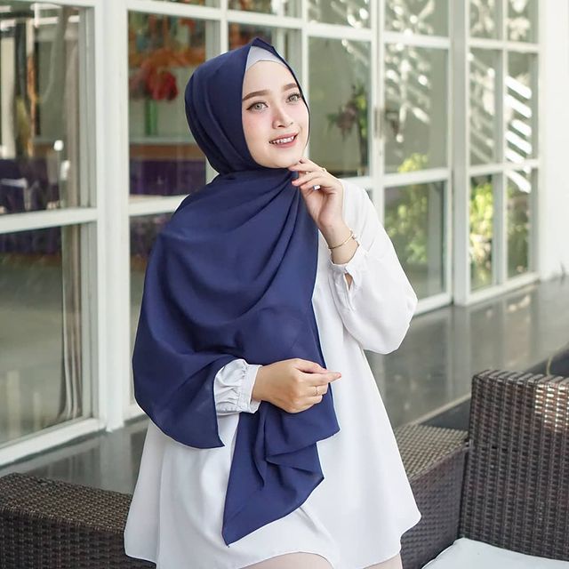 𝗖𝗮𝗿𝗲.𝗶𝗻 Pashmina Lozy Ceruty Babydoll 180x75cm (JAHIT TEPI) PREMIUM QUALITY-Navi