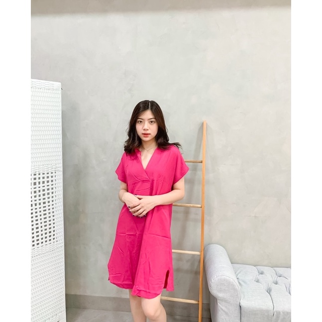 lookatmeofficial • Earlene Simple Basic V-neck Dress
