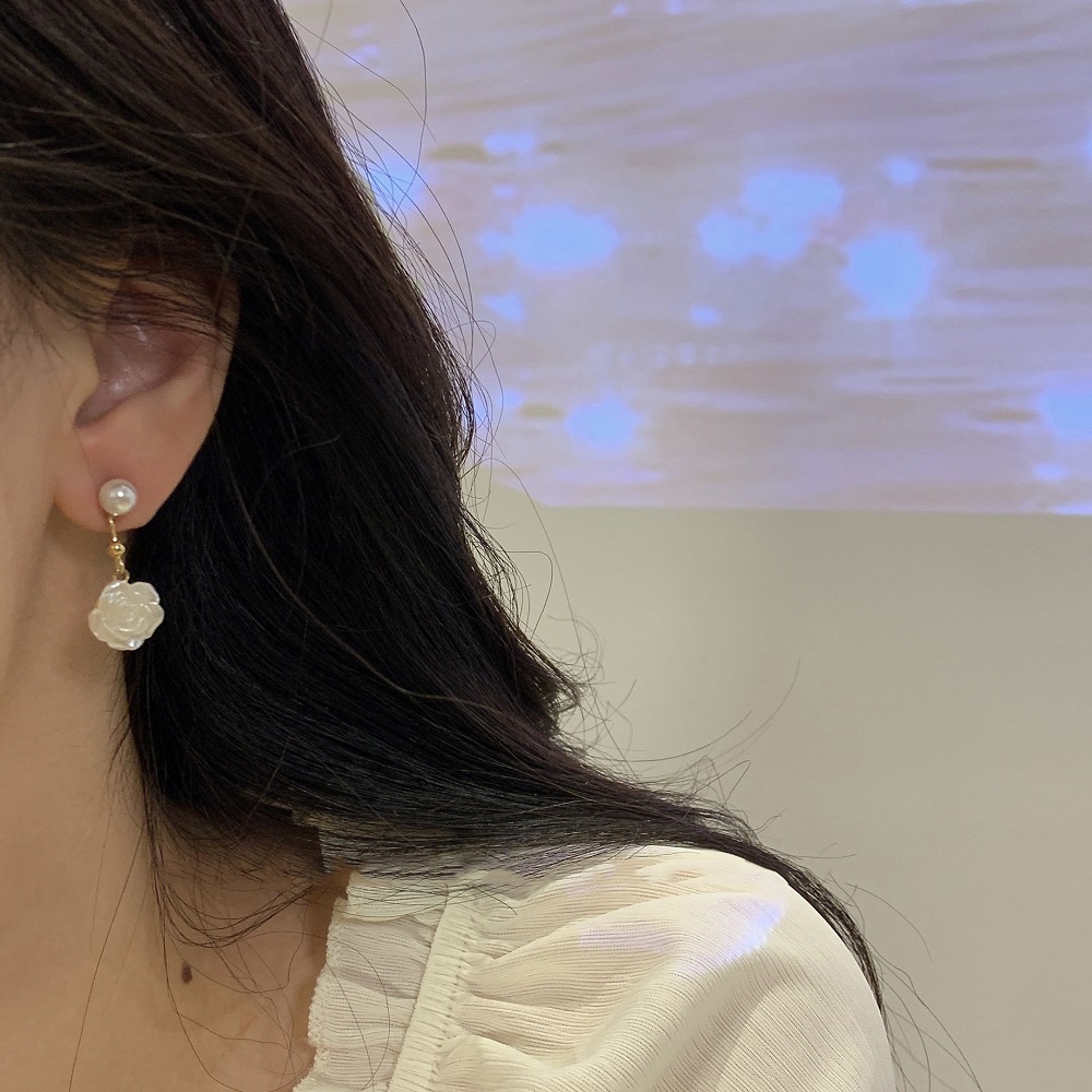 Anting Drop Desain Bunga Camellia Putih Aksen Mutiara Warna Emas Untuk Wanita