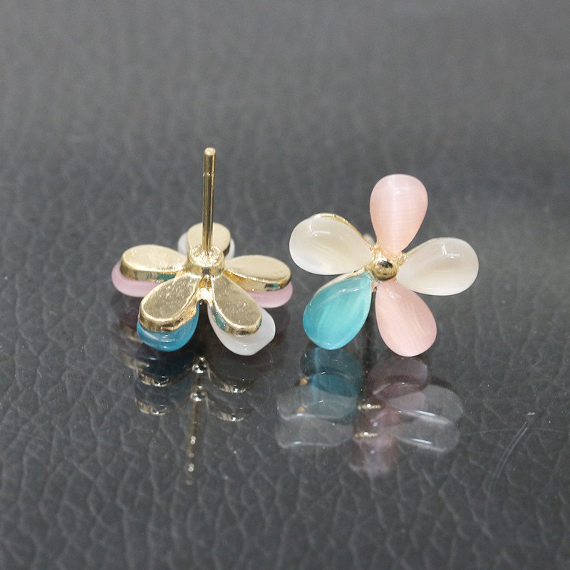 Anting bunga segar kecil lima kelopak Anting-anting pejantan opal lucu